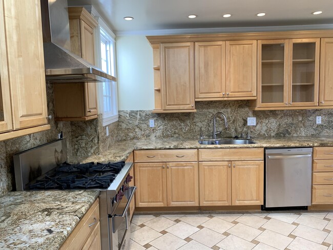 Building Photo - 2125 Vicente St