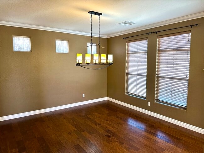 Foto del edificio - Stunning Rancho Del Ray double story overlooking community park.