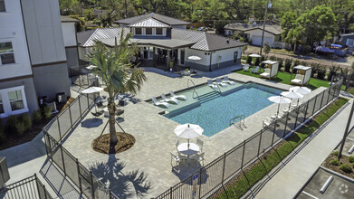 Building Photo - Everest Largo Apartments