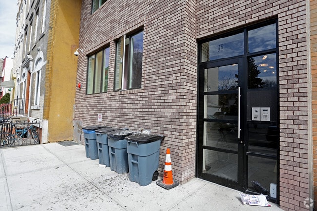 Building Photo - 98 Diamond St