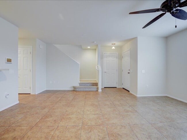 Building Photo - 2 Bedroom 2.5 Bathroom with community pool!