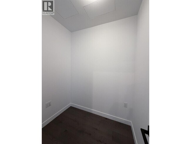 Building Photo - 6859 Cambie St.