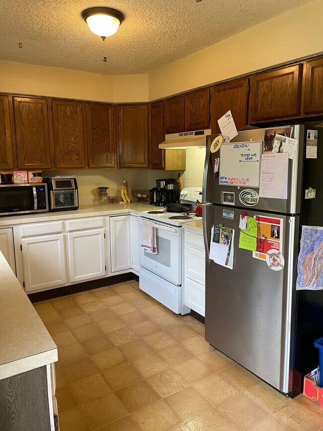 Building Photo - Recently Updated 4 Bed 2 Bath House in For...