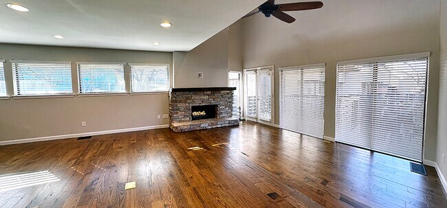 La chimenea está equipada con cableado incorporado para un televisor. - 8710 Park Ln