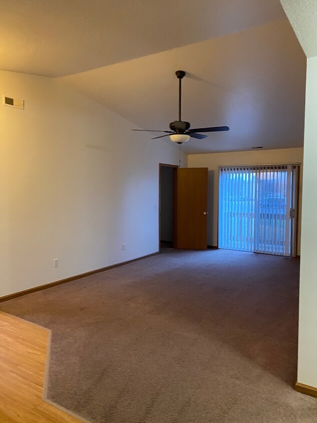 Family room with ceiling fan light - 7481 Crosscreek Dr