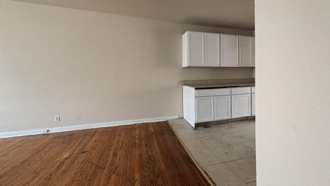 Building Photo - 208 E Albanus St