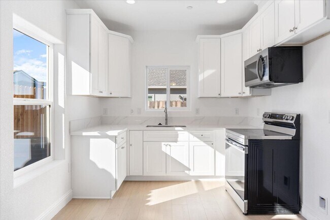 Foto del edificio - 6651-6655 Sunset Bluffs Street