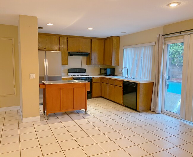 Foto del edificio - 324 S Palo Cedro Dr