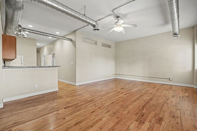 Foto del edificio - Updated 2 Bed Apartment Available in West Highlands/ Berkeley Area