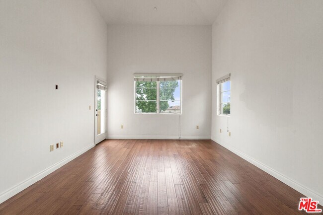 Foto del edificio - 10765 Wilkins Ave