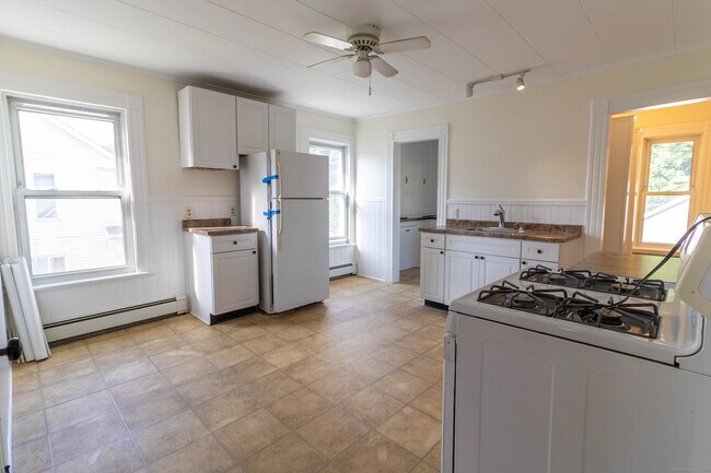 Building Photo - 62 Lincoln Ave