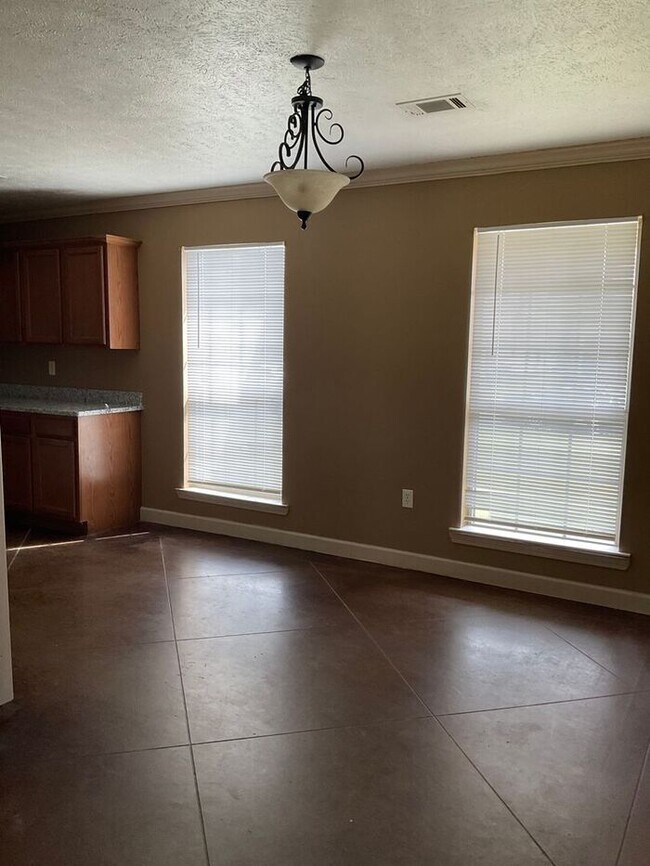 Foto del edificio - Coming Soon 3bd /2 ba home near UCA