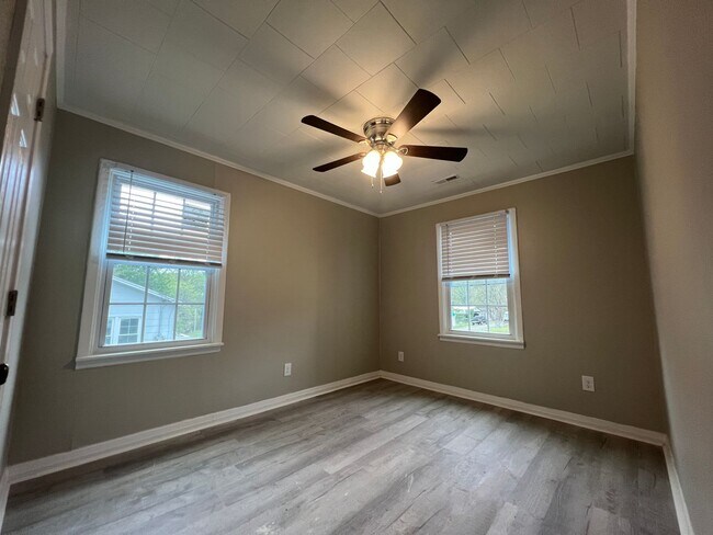 Building Photo - MOVE-IN READY!