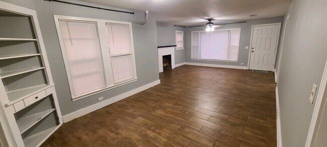 Building Photo - 402 Clarksville St