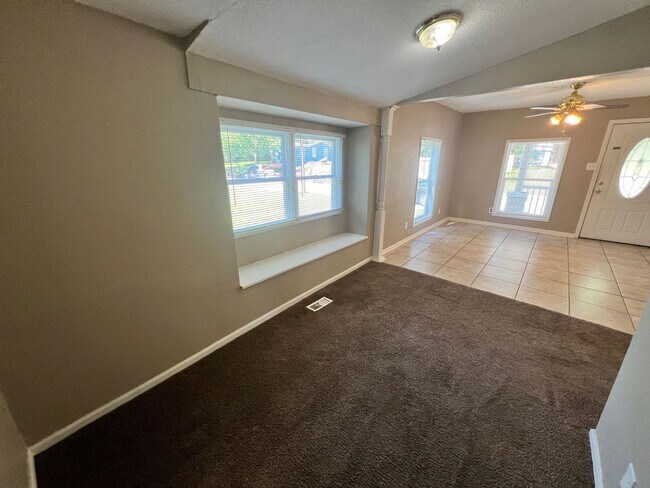 Foto del edificio - Coming Soon – Cozy 2 Bedroom Home with Large Backyard