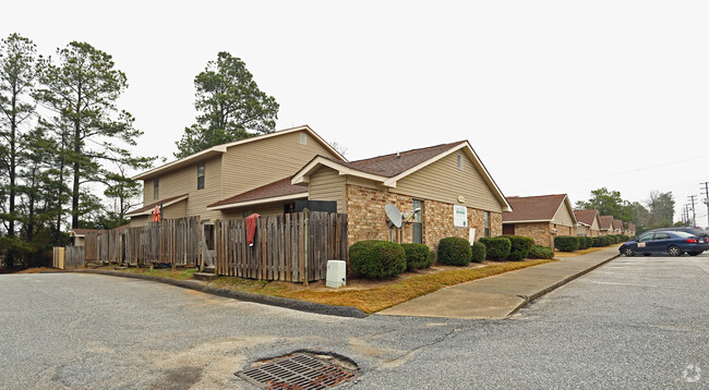 Building Photo - Quail Hollow