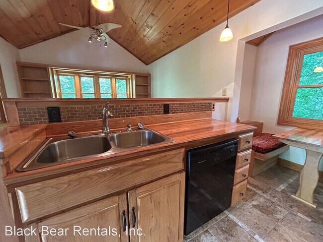 Foto del edificio - 1 br, 1 bath House - 16 Lindsey Rd.