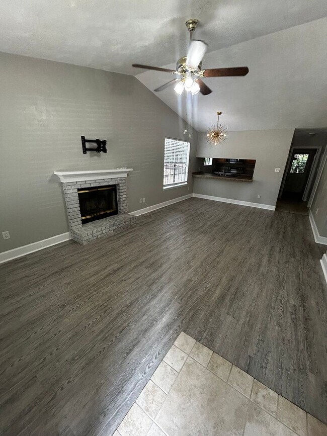 Foto del edificio - Gorgeous Freshly Remodeled 2 Bedroom 2 Bat...