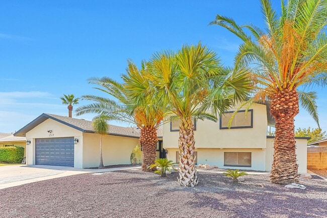 Foto del edificio - Massive Remodeled Tri-Level Near ASU with Diving Pool