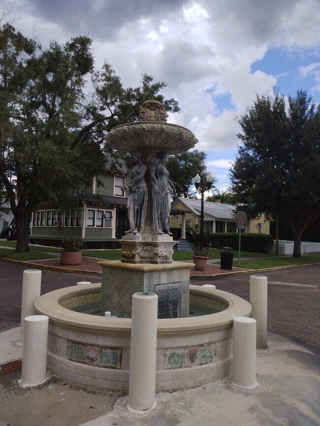 Foto del edificio - Rarely available Thornton Park townhouse!
