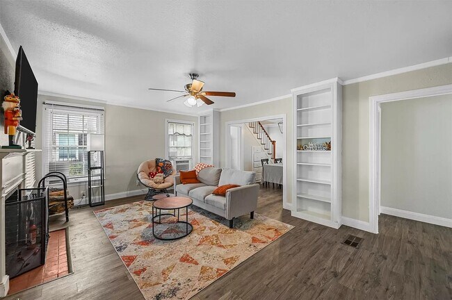 Building Photo - 2701 Benbrook Blvd