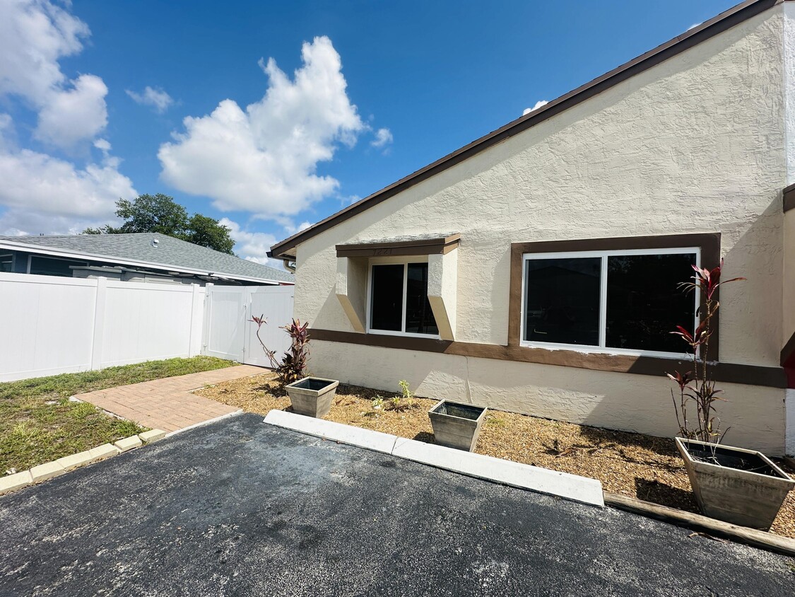 Primary Photo - 7221 SW 14th St
