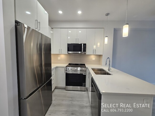 Building Photo - 33886 Pine St