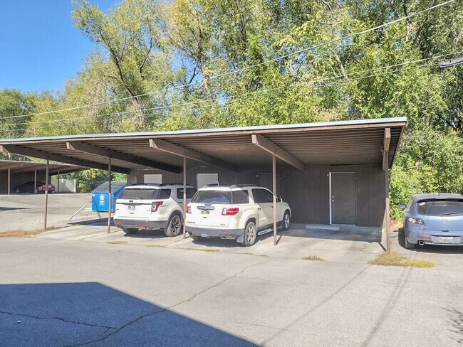 Building Photo - 2 Bed Condo in South Salt Lake! Unbeatable...