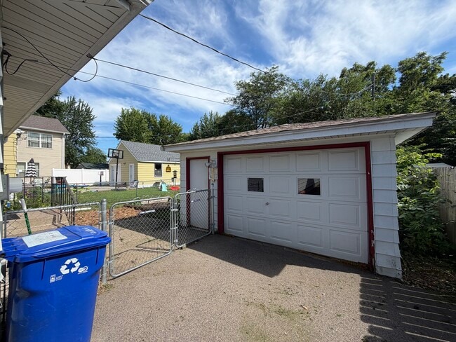 Building Photo - 2098 Sherwood Ave