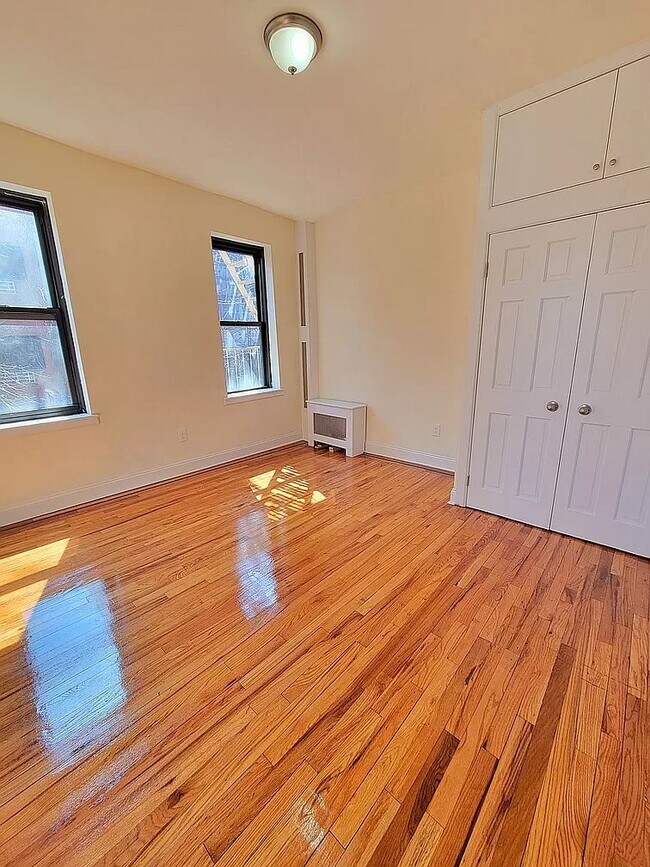 Foto del edificio - 132-24 Maple Ave