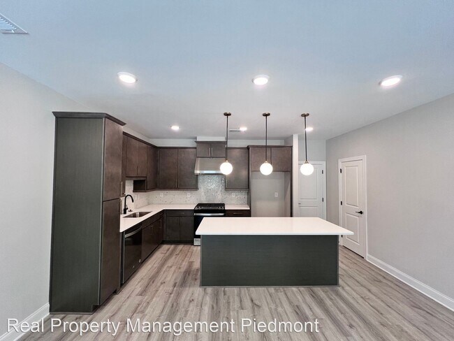 Foto del edificio - 3 br, 2.5 bath House - 2426 Lakeshore Lane