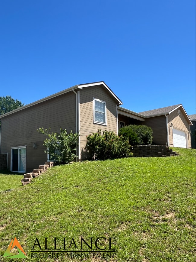 Foto del edificio - NEWLY PAINTED! Walk Out Basement & Much, Much More!
