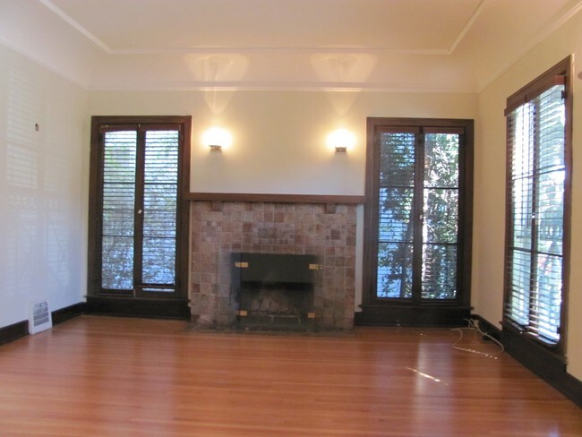 Building Photo - 461 S Cochran Ave