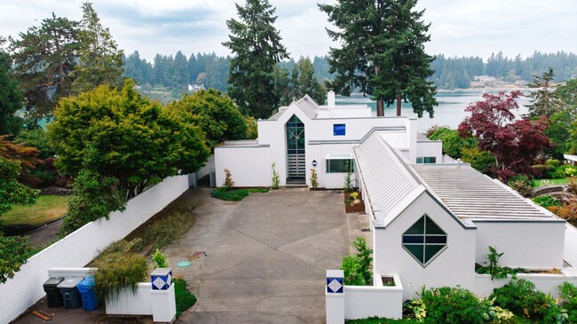 Foto del edificio - One of a kind private estate on Gravelly Lake in Lakewood