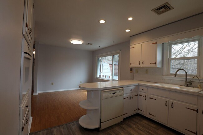 Foto del edificio - Charming 2-Bedroom Home with Spacious Yard & Sunroom – $1,600/Month