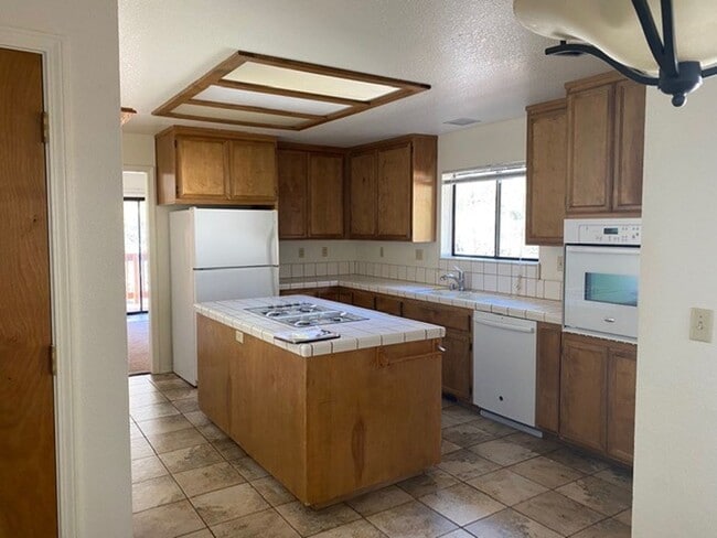 Building Photo - Very nice and comfortable Alta Sierra Home