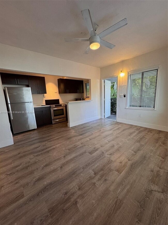 Foto del edificio - 570 NE 69th St