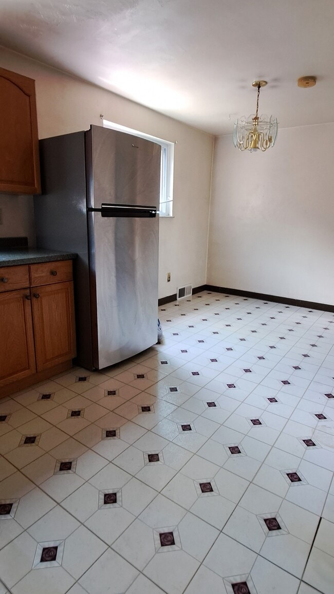 Large eat-in kitchen - 402 Brierly Ln Townhome