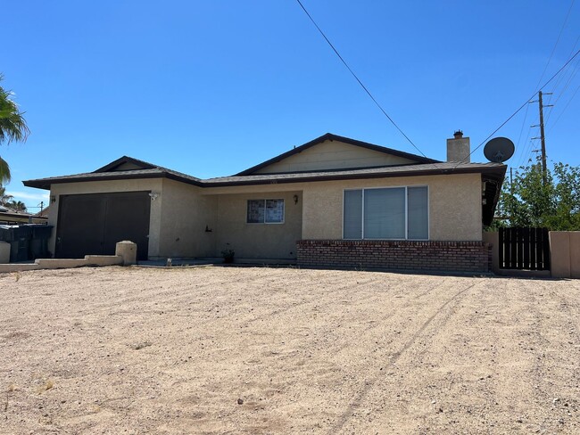 Foto del edificio - 3 Bedroom 2 Bathroom House with RV Parking...