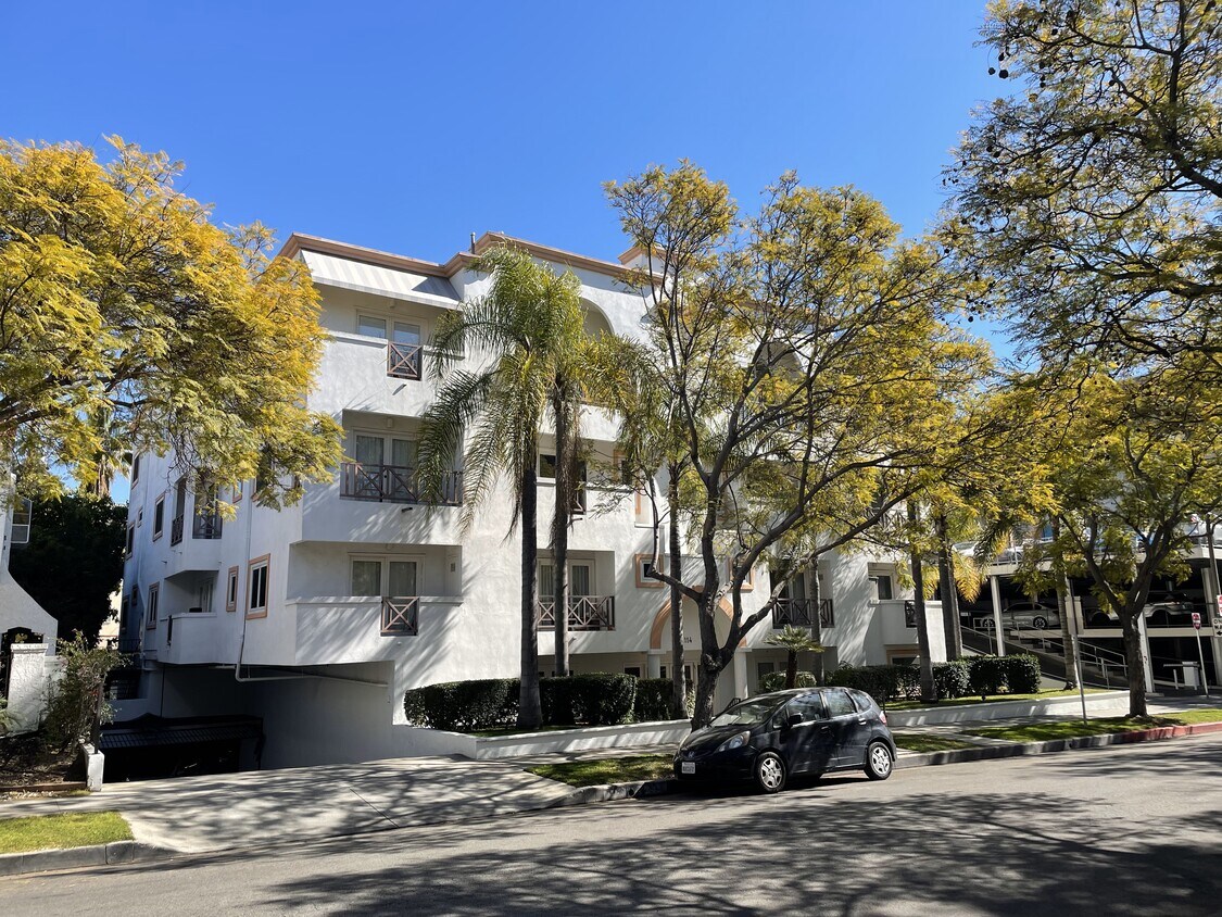 114 N La Peer Dr Unit 202, Beverly Hills, CA 90211 Condo for Rent in