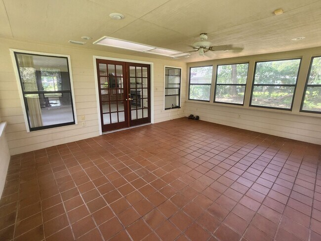 Building Photo - Country Living right off of Baymeadows Road