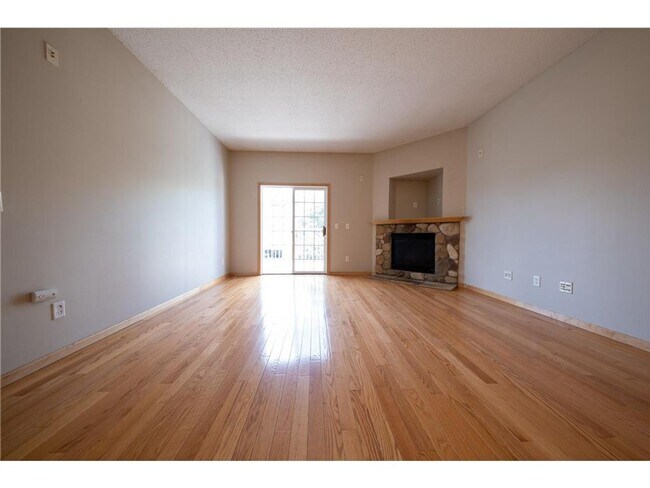Foto del edificio - Spacious *3Bed*2Bath townhome Cottage Grove Available Sept 1.