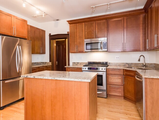 Building Photo - 935 W Agatite Ave