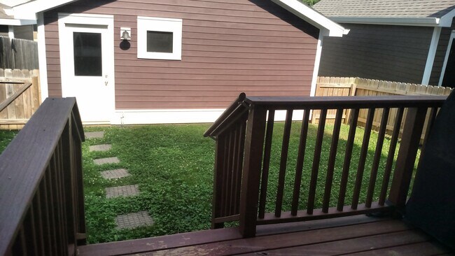 Patio trasero, garaje. - 909 S Morton St