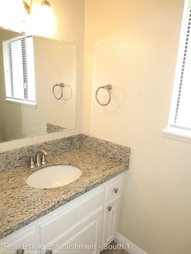 Building Photo - 505 Avenida Victoria