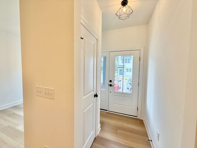 Foto del edificio - Newly Built 4BD, 3.5BA Northeast Raleigh Townhome in a Great Location