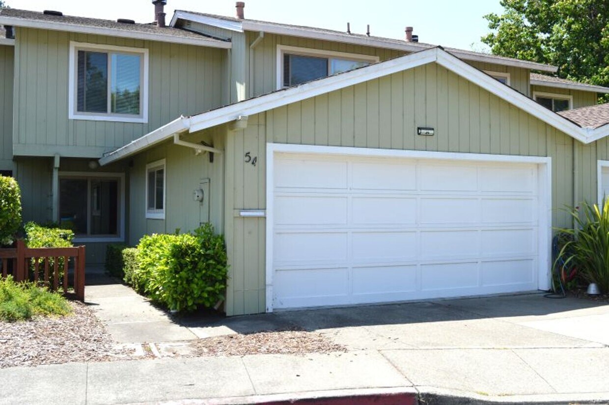 Primary Photo - Large 3 bedroom Townhome with Community Po...
