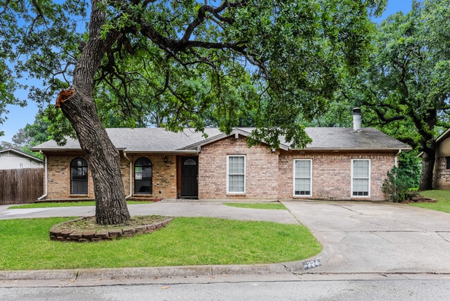 Building Photo - 224 NE Michael Dr