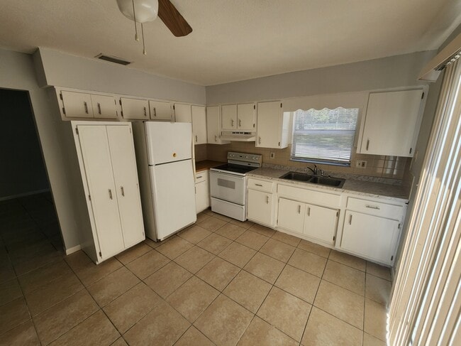 Kitchen - 4851 Euclid Ave