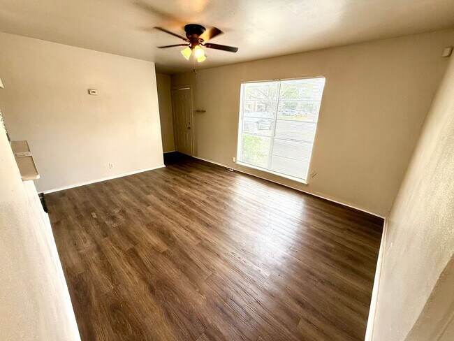 Foto del edificio - AVAILABLE NOW! 3 Bedroom / 1 Bath Home Nea...